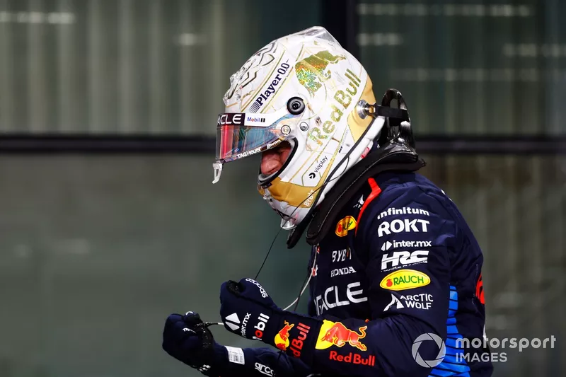Max Verstappen, Red Bull Racing, célèbre au Parc Ferme après avoir décroché la pole.