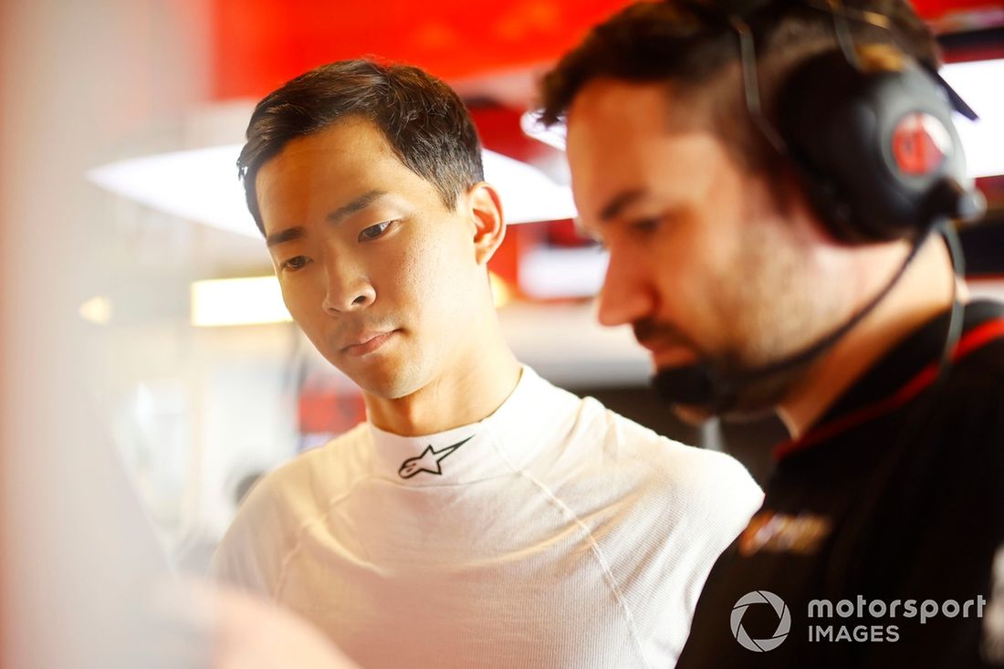 Ryo Hirakawa, da Haas F1 Team, com o seu engenheiro