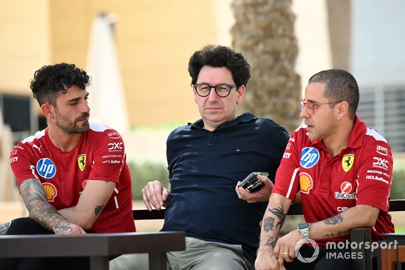 Mattia Binotto, COO et CTO, Stake F1 Team KICK Sauber s'entretient avec les membres de l'équipe Ferrari.