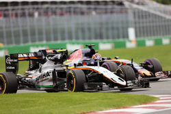 Серхио Перес, Sahara Force India F1 VJM09 и Даниил Квят, Scuderia Toro Rosso STR11 - борьба за позиц