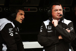 Андреа Стелла, гоночный инженер McLaren и Эрик Булье, гоночный директор McLaren