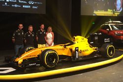 Kevin Magnussen, Renault Sport F1 Team, Jolyon Palmer, Renault Sport F1 Team and Cyril Abiteboul, Renault Sport F1 Managing Director with the Renault F1 Team 2016 livery