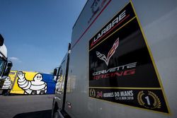 Michelin y Larbre Competition trailer en el  paddock
