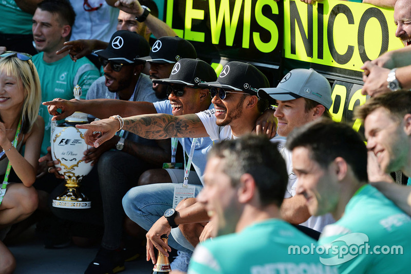 Ganador de la carrera Lewis Hamilton, Mercedes AMG F1 celebra con compañero de equipo Nico Rosberg, 