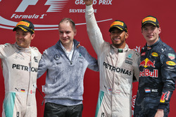 Het podium: Nico Rosberg, Mercedes AMG F1, tweede; Lewis Hamilton, Mercedes AMG F1, winnaar; Max Ver