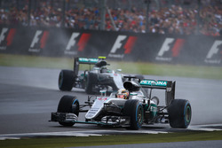 Льюис Хэмилтон, Mercedes AMG F1 W07, и Нико Росберг, Mercedes AMG Petronas F1 W07