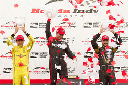 Подіум: переможець Will Power, Team Penske Chevrolet, друге місце - Еліо Кастроневес, Team Penske Ch