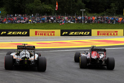 Carlos Sainz Jr., Scuderia Toro Rosso STR11 y Sergio Pérez, Sahara Force India F1 VJM09 luchan por l