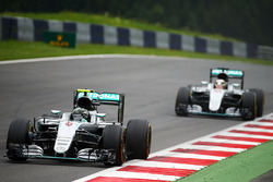 Ніко Росберг, Mercedes AMG F1 W07 Hybrid йде попереду товариша по команді Льюїса Хемілтона, Mercedes