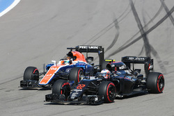 Jenson Button, McLaren MP4-31 y Rio Haryanto, Manor Racing MRT05 luchan por la posición