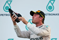 Nico Rosberg, Mercedes AMG F1 festeggia il suo terzo posto sul podio bevendo champagne dalla scarpa