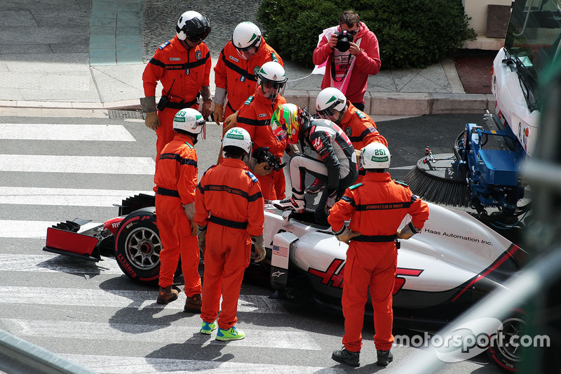 Esteban Gutierrez, Haas F1 Team VF-16 stopped in the first practice session