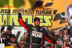 Il vincitore della gara Martin Truex Jr., Furniture Row Racing Toyota