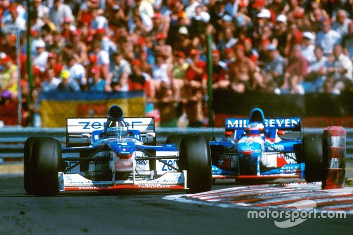 Damon Hill (Arrows A18) devant Jean Alesi (Benetton B197)