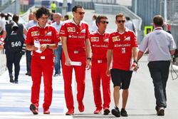 Sebastian Vettel, Ferrari camina por el circuito con el equipo