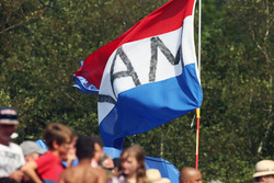 Fans en een vlag voor Max Verstappen, Red Bull Racing