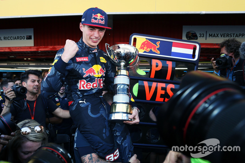 Race winner Max Verstappen, Red Bull Racing celebrates with the team