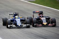 Marcus Ericsson, Sauber C35 et Daniil Kvyat, Scuderia Toro Rosso STR11