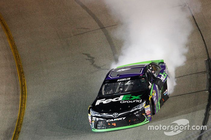Denny Hamlin venceu a etapa de Richmond da NASCAR Sprint Cup.