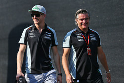 (L n. R): Nico Hülkenberg, Sahara Force India F1 mit Andy Stevenson, Sahara Force India F1 Teammanag