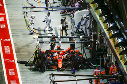 Stoffel Vandoorne, McLaren MCL32, au stand