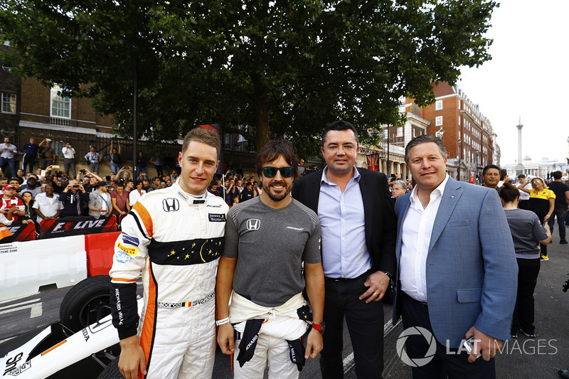 Stoffel Vandoorne, McLaren, Fernando Alonso, McLaren, Eric Boullier, Yarış Direktörü, McLaren, Zak B