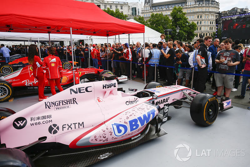 El Sahara Force India F1 VJM10 en el stand de los equipos
