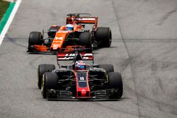 Romain Grosjean, Haas F1 Team VF-17, Fernando Alonso, McLaren MCL32
