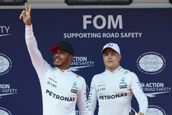 Polesitter Lewis Hamilton, Mercedes AMG, met Valtteri Bottas, Mercedes AMG