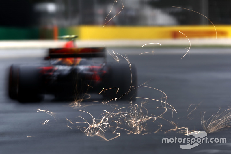 3. Chispas del coche de Max Verstappen, Red Bull Racing RB13