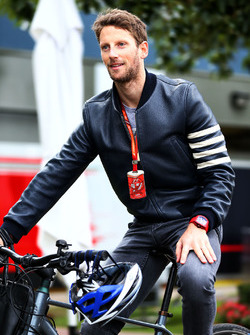 Romain Grosjean, Haas F1 Team sur son vélo dans le paddock