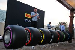 Paul Hembery, director de Pirelli Motorsport, con los neumáticos de F1 2017