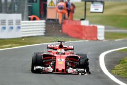 Sebastian Vettel, Ferrari SF70H, neumático delantero destrozado