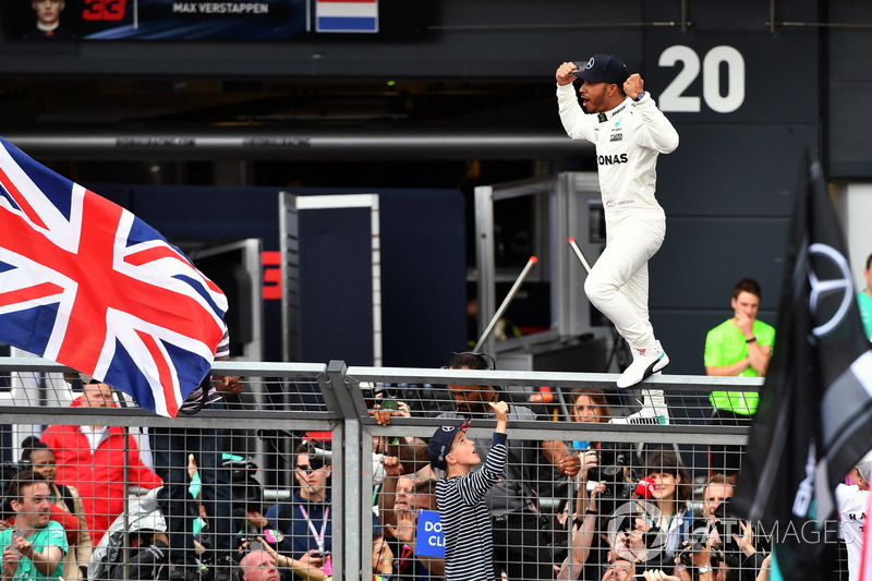 Race winner Lewis Hamilton, Mercedes AMG F1 celebrates with the fans