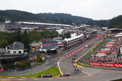 Lewis Hamilton, Mercedes AMG F1 W08, Sebastian Vettel, Ferrari SF70H, Valtteri Bottas, Mercedes AMG F1 W08, Kimi Raikkonen, Ferrari SF70H, Max Verstappen, Red Bull Racing RB13, Daniel Ricciardo, Red Bull Racing RB13 and Fernando Alonso, McLaren MCL32 at the start, behind, Esteban Ocon, Sahara Force India F1 VJM10, Sergio Perez, Sahara Force India F1 VJM10, collide