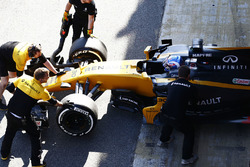 Jolyon Palmer, Renault Sport F1 Team RS17 in the pit lane