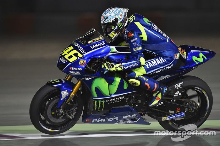 Valentino Rossi con la Yamaha YZR M1 del equipo oficial en Qatar
