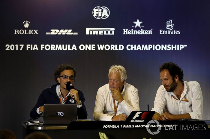Laurent Mekies, Director de seguridad de la FIA, Charlie Whiting, delegado de la FIA y Matteo Boncia