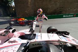 Sergio Pérez, Force India, sale de su coche chocado en FP1, Daniel Ricciardo, Red Bull Racing RB13