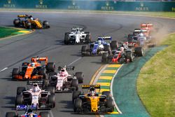 Nico Hulkenberg, Renault Sport F1 Team RS17, leads Sergio Perez, Force India VJM10, Esteban Ocon, Force India VJM10, et Fernando Alonso, McLaren MCL32, pendant que Kevin Magnussen, Haas F1 Team VF-17, et Marcus Ericsson, Sauber C36, se percutent à l'arrière