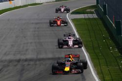 Daniel Ricciardo, Red Bull Racing RB13 y Sergio Pérez, Sahara Force India VJM10