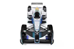 Una Formula E con i logotipi Allianz