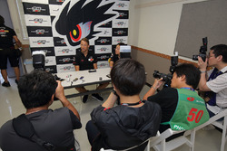Jenson Button, Team Mugen met de media