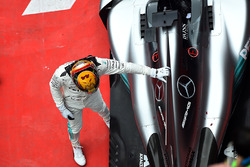 Lewis Hamilton, Mercedes AMG, célèbre sa victoire en parc fermé