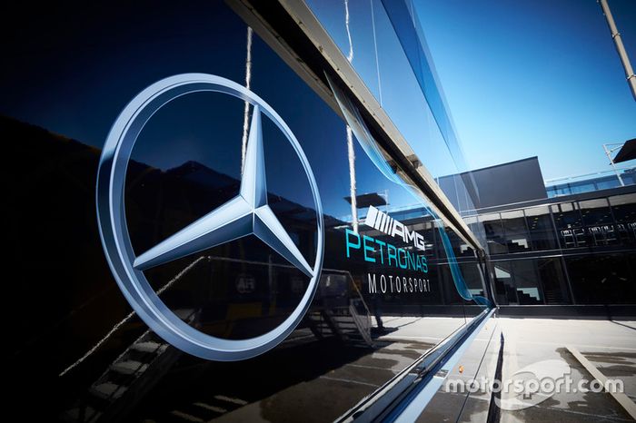 Logo de Mercedes en el motorhome