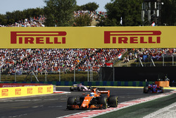 Fernando Alonso, McLaren MCL32, Carlos Sainz Jr., Scuderia Toro Rosso STR12 Sergio Perez, Sahara For