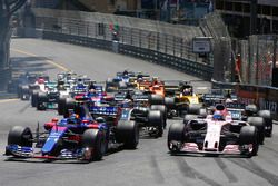 Carlos Sainz Jr., Scuderia Toro Rosso STR12, Sergio Perez, Sahara Force India F1 VJM10, Romain Grosjean, Haas F1 Team VF-17, Kevin Magnussen, Haas F1 Team VF-17