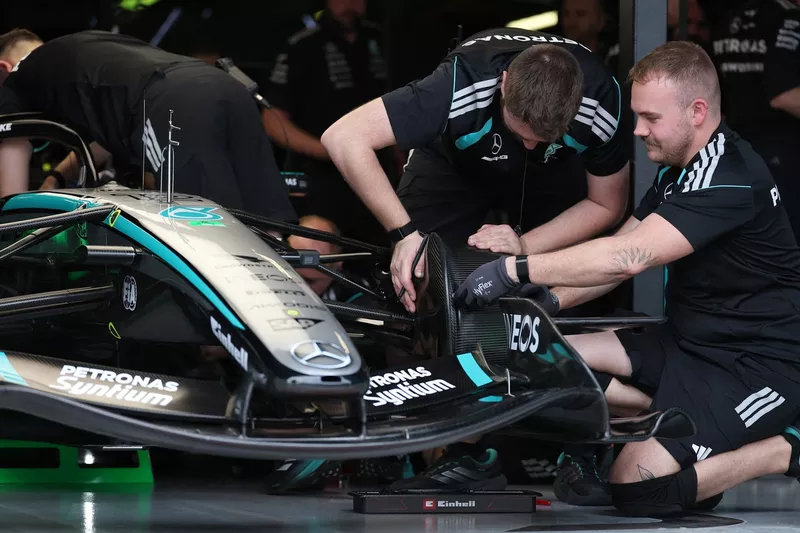 Mecánicos de Mercedes trabajando 
