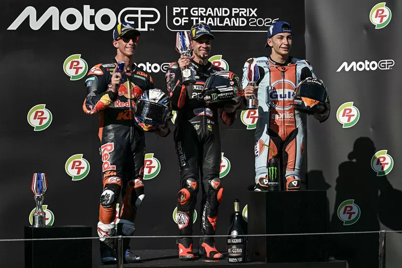 Le podium avec Marco Bezzecchi (Aprilia Racing), Pedro Acosta (Red Bull KTM Factory Racing) et Raul Fernandez (Trackhouse Racing)