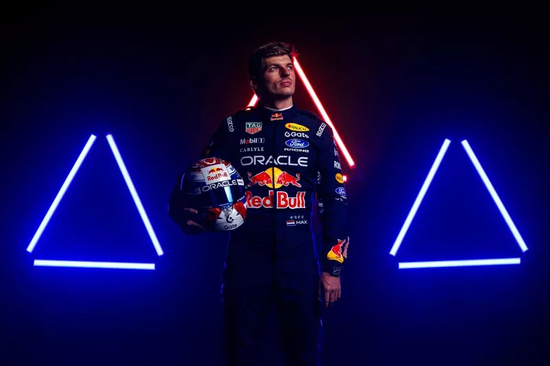 Max Apemb Max Verstappen présente son casque 2026 arborant son nouveau numéro